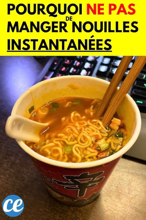 Des nouilles instantanées proche d'un clavier