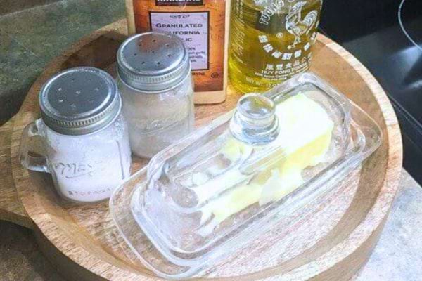 Plateau avec condiments et beurre.