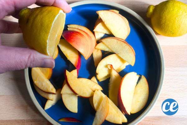 Citron pressé sur des tranches de pommes.