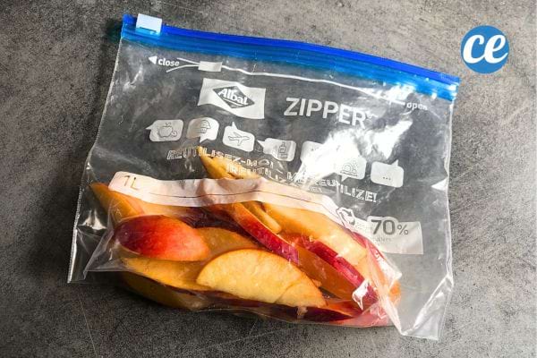 Tranches de pommes dans un sac plastique refermable.