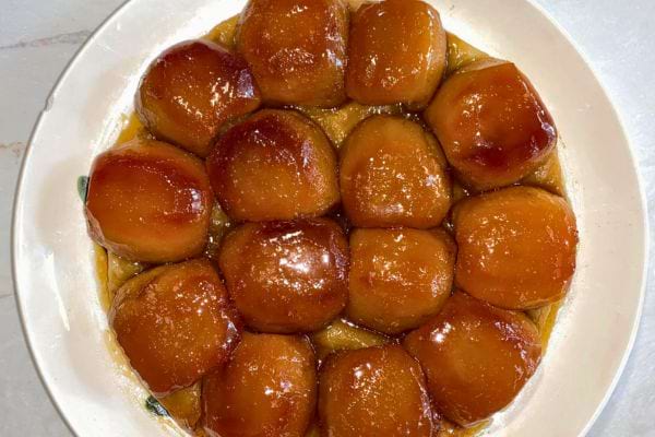 Pommes caramélisées dans une tarte tatin.