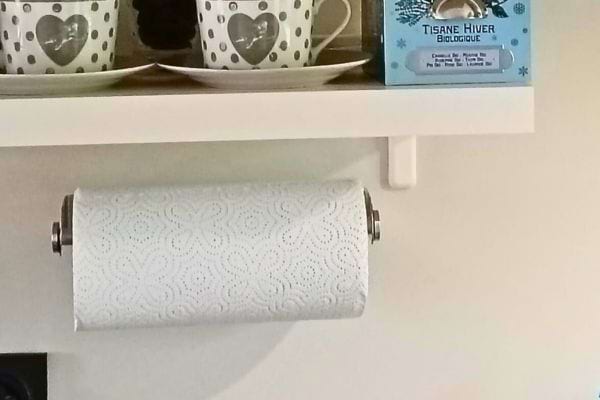 Porte-essuie-tout accroch&eacute; au mur.