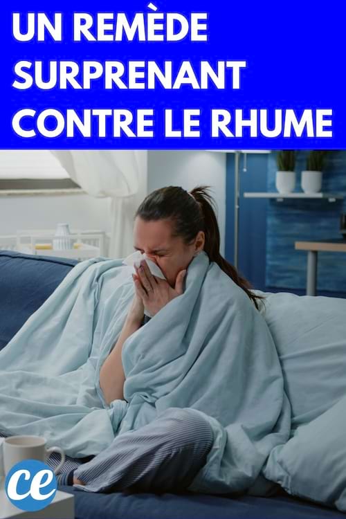 Femme enrhumée sur son canapé en train de se moucher entourée de son plaid bleu ciel