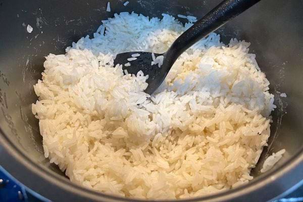 Riz blanc cuit à la vapeur avec une fourchette.