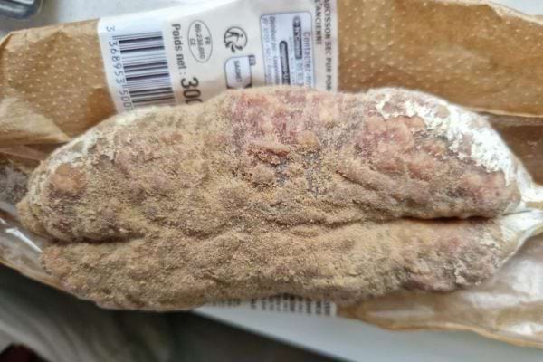 Une saucisse s&egrave;che emball&eacute;e dans un papier.