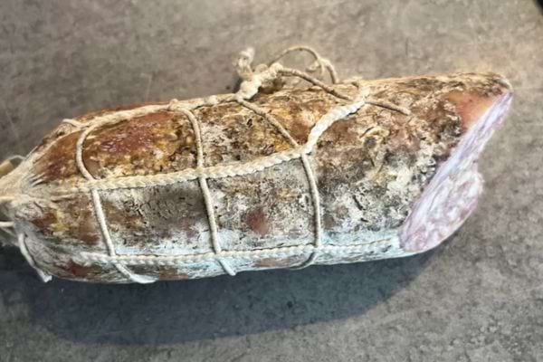 Un saucisson sec entour&eacute; de corde.