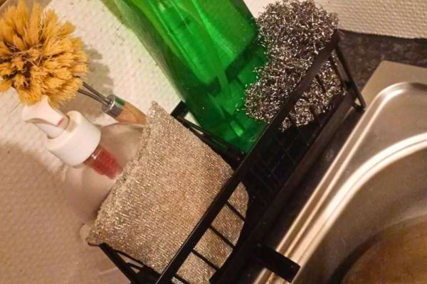 Bac avec savon, &eacute;ponge et brosse.