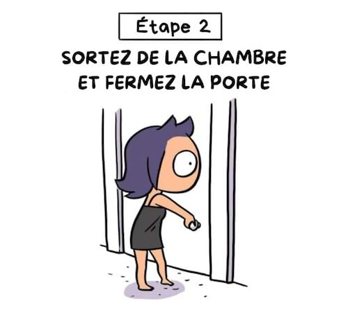Une personne sort de la chambre et ferme la porte doucement.