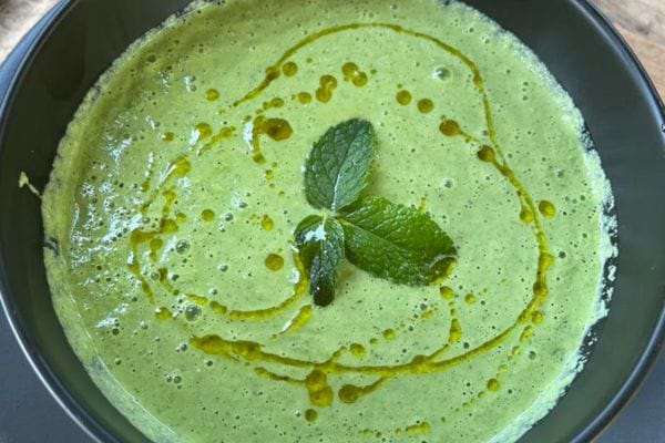 Soupe verte avec un filet d’huile et menthe.