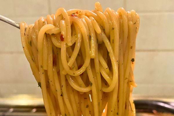 Spaghetti en sauce légère avec des herbes.