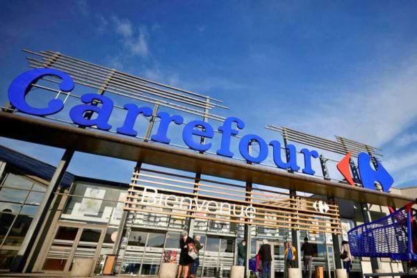 Entrée d'un supermarché Carrefour.