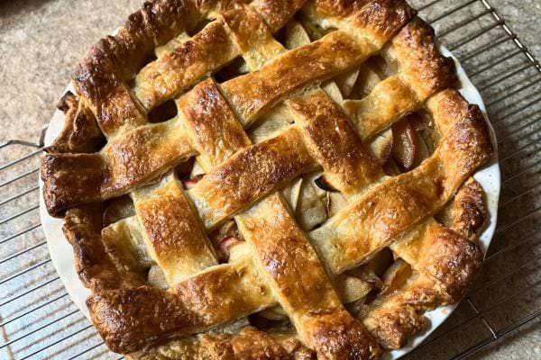 Tarte aux pommes avec grille dorée.