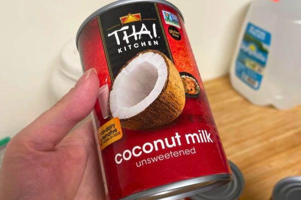 Boîte rouge Thai Kitchen de lait de coco.