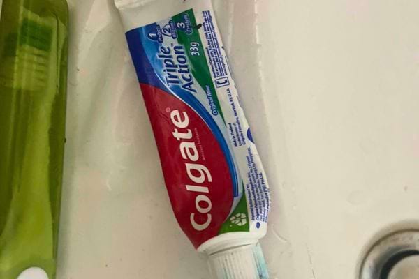 Tube de dentifrice Colgate dans un évier.