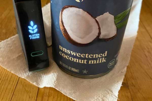 Boîte bleue de lait de coco non sucré.