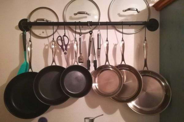 Ustensiles de cuisine accroch&eacute;s au mur.