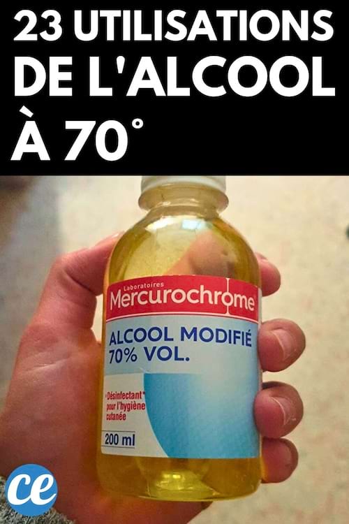 Une personne tenant une bouteille d'alcool à 70%