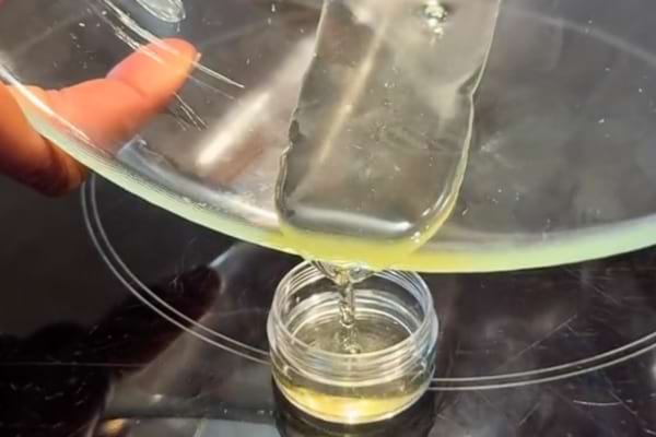 Du liquide à mettre dans un pot en verre pour faire de la vaseline