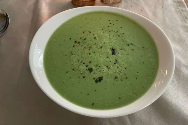 Velouté vert parsemé de poivre.
