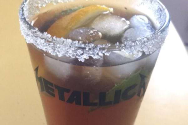 Verre Metallica avec boisson, glaçons et menthe.