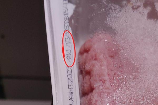 Viande congelée gonflée dans un emballage transparent.