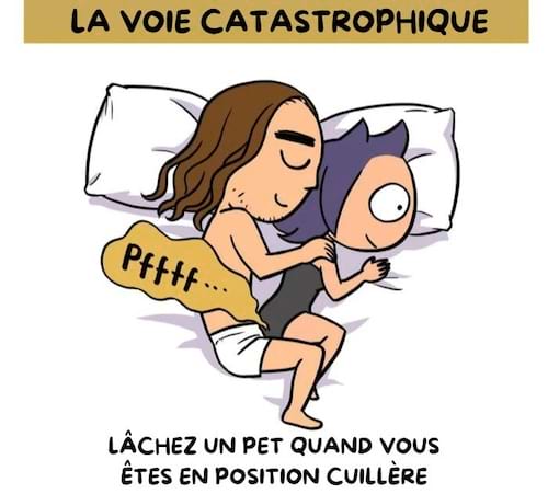 Un homme en position cuillère lâche un pet, provoquant une réaction chez sa partenaire.