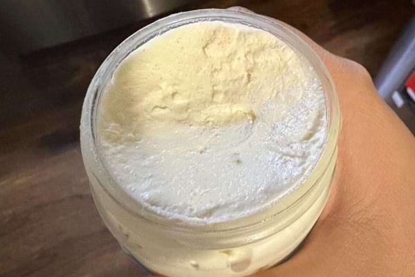 Pot de yaourt épais ouvert.