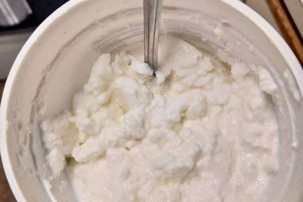 Yaourt épais mélangé avec une spatule.