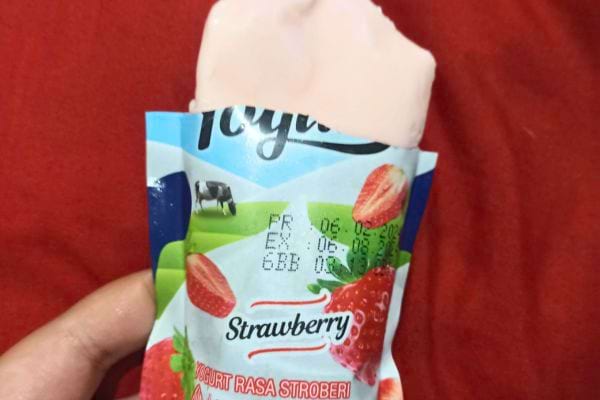 Yaourt glacé dans un sachet ouvert.