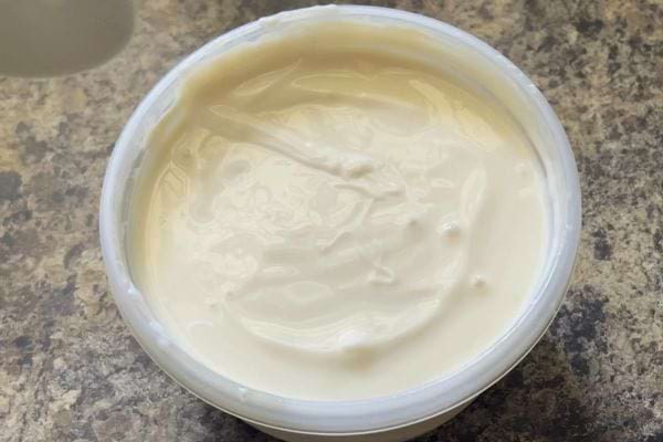 Cuillère de yaourt lisse.