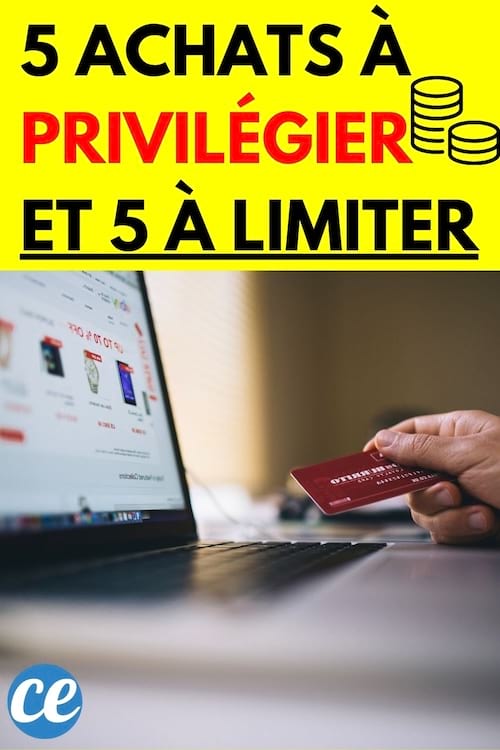 Personne tenant sa CB devant son ordinateur portable