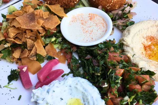 Assiette de mezze avec houmous, taboulé et falafel.