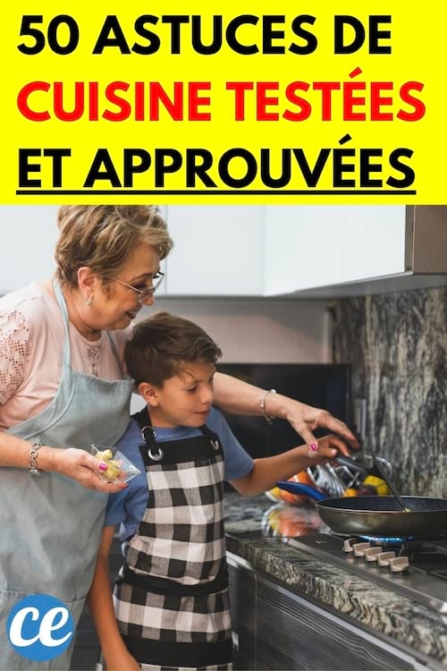 Une mamie avec son petit-fils dans une cuisine avec leurs tabliers