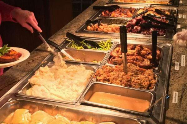 Buffet chaud avec plats variés.