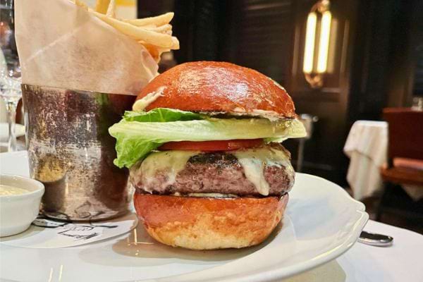 Burger gourmet avec frites.