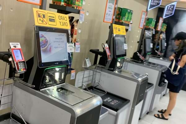 une femme qui essaie de voler à la caisse automatique