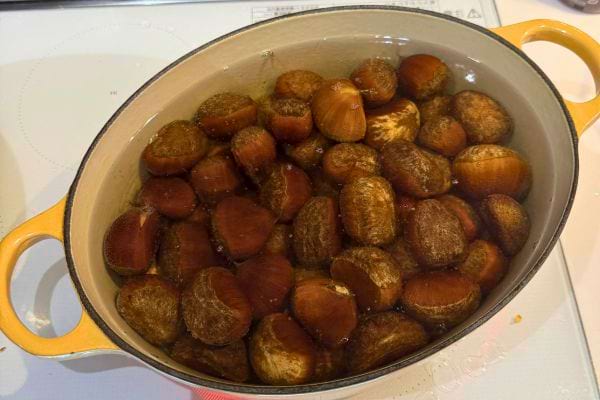 Châtaignes cuites à l'eau dans une cocotte.