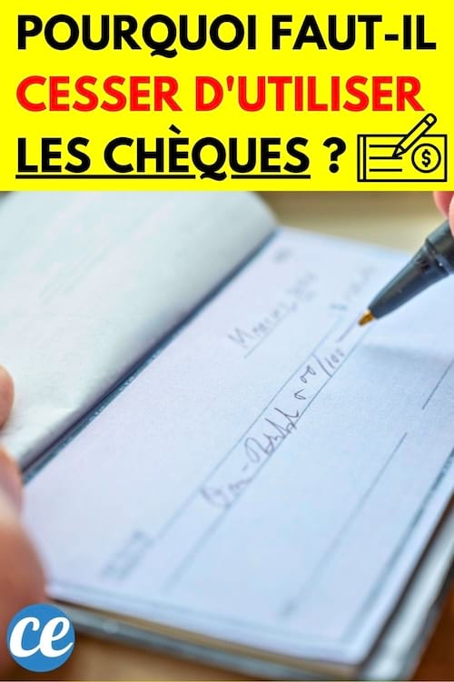 Une personne écrivant sur un chèque avec un stylo 