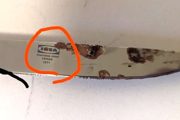 Couteau IKEA rouillé sous un meuble.