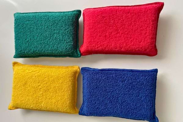 Quatre éponges en couleurs vives.