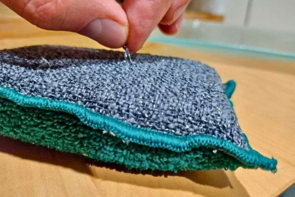 Main testant la texture grattante.