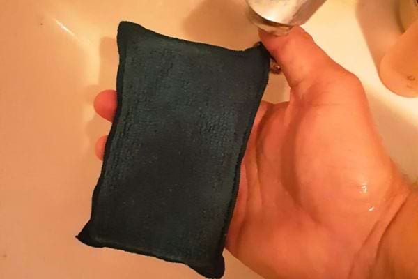 Éponge verte utilisée sous l'eau.