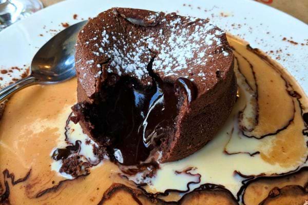 Fondant au chocolat avec coulis.