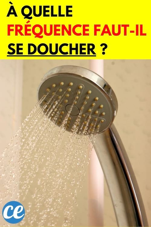 Pommeau de douche avec l'eau qui sort