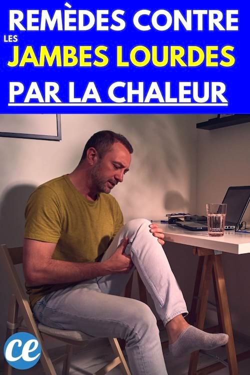Un homme avec un air de souffrance se tenant la jambe proche de son bureau