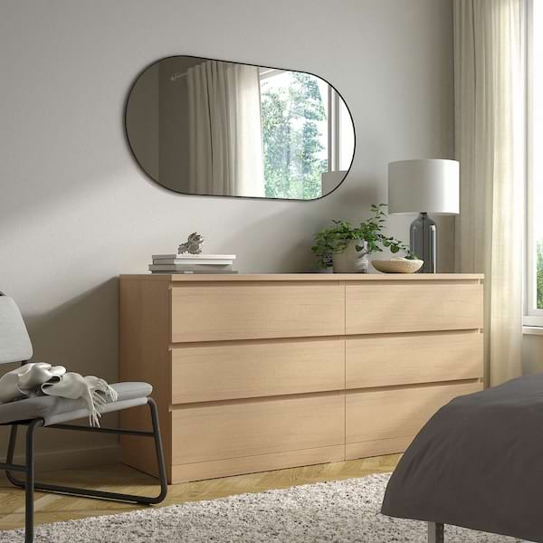 Commode moderne avec miroir dans une chambre.