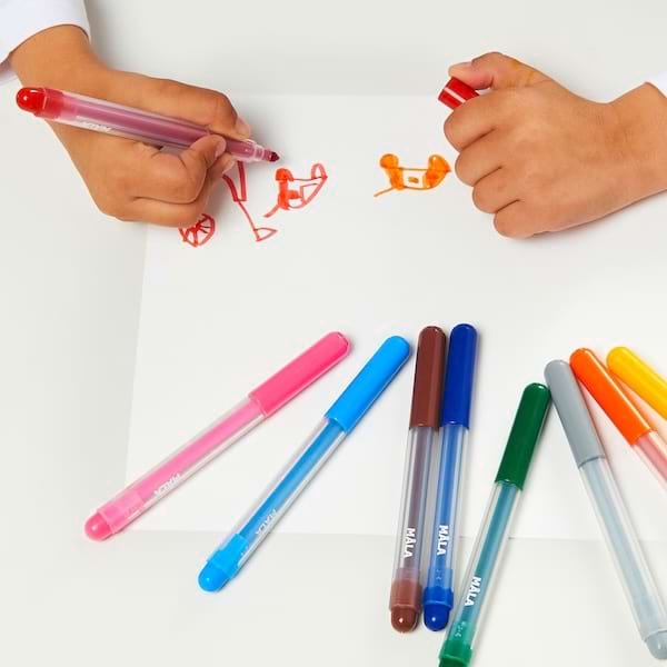 Enfants dessinant avec des feutres colorés.