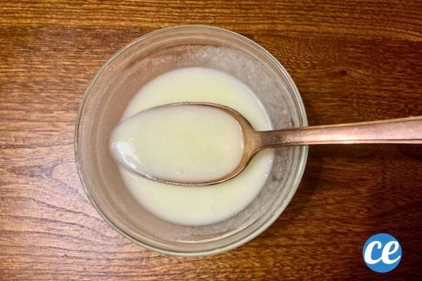 Mélange homogène dans un bol avec cuillère.