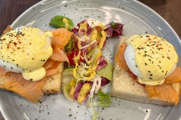 Œufs bénédicte sur pain avec salade.