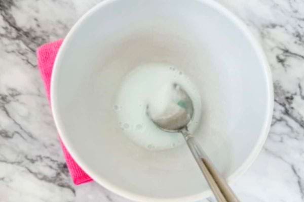 un bol avec une pâte de bicarbonate, eau oxygénée et liquide vaisselle.